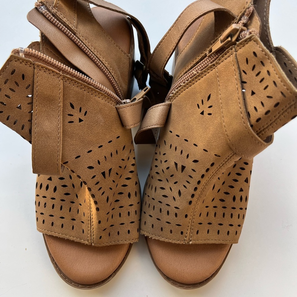 Girls size 2M  Tan Sandals